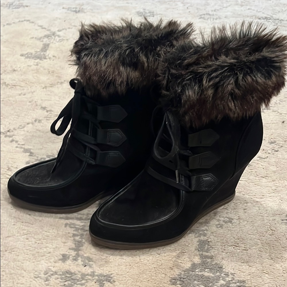 Merona Black Wedge Shoes with Fur Trim and Soft Suede Material